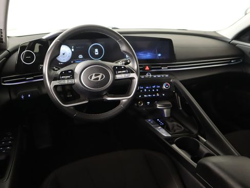 Used 2025 Hyundai Elantra SEL image 2