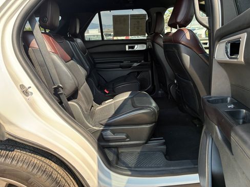 Used 2020 Ford Explorer Platinum w/ Premium Technology Package AWD/4WD image 28
