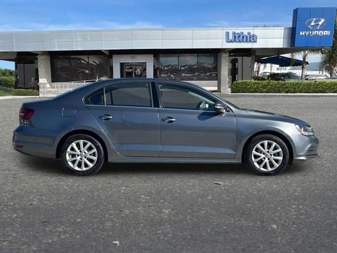 Used 2017 Volkswagen Jetta SE FWD image 9