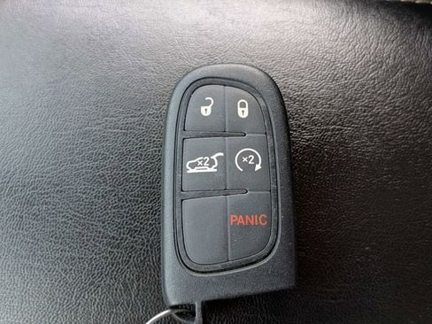 Used 2018 Jeep Cherokee Latitude Plus w/ Comfort/Convenience Group FWD image 28
