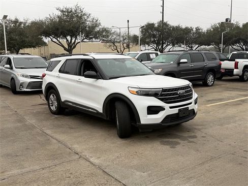 Used 2021 Ford Explorer XLT image 3