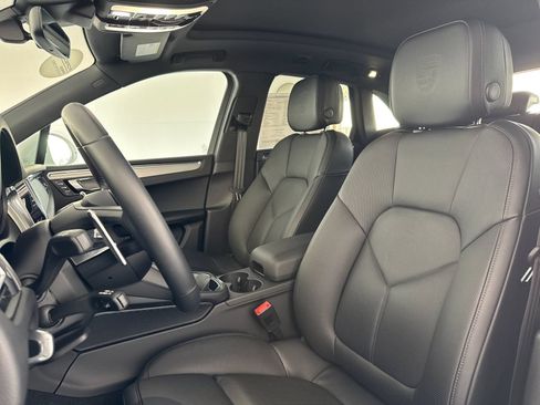 Certified 2026 Porsche Macan AWD/4WD image 5