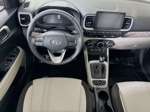 Used 2024 Hyundai Venue SEL FWD image 3