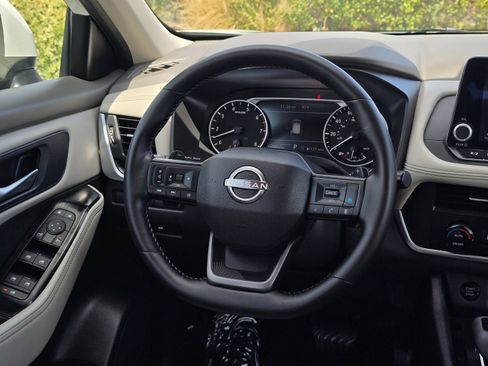 Used 2025 Nissan Rogue SV FWD image 24