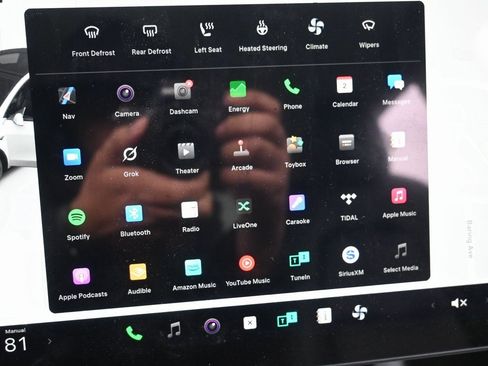 Used 2022 Tesla Model Y Long Range image 19