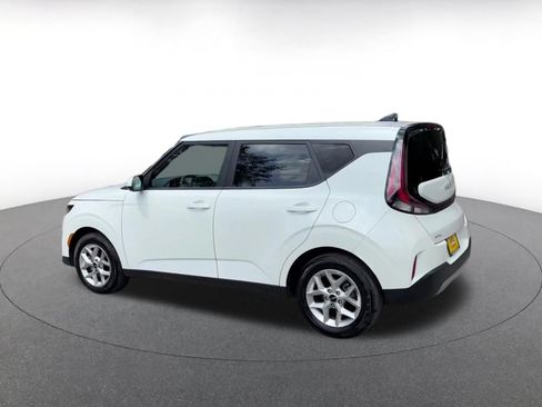 Used 2025 Kia Soul LX w/ LX Technology Package FWD image 10