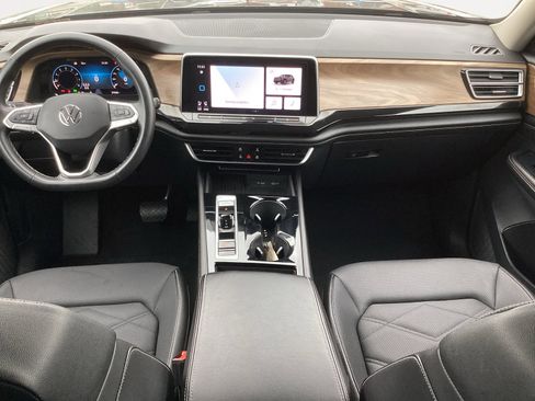 Used 2025 Volkswagen Atlas SE image 4