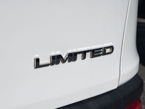 Used 2018 Jeep Cherokee Limited image 23