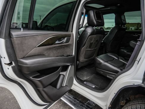 Used 2017 Cadillac Escalade Platinum AWD/4WD image 29