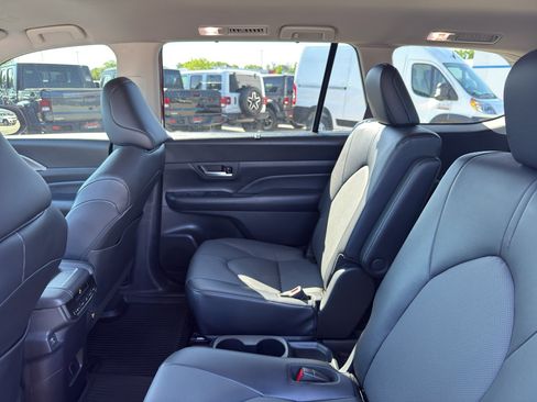 Used 2024 Toyota Grand Highlander AWD image 34