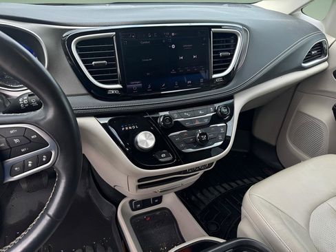 Used 2021 Chrysler Pacifica Touring-L FWD image 27