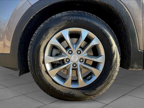 Used 2019 Hyundai Santa Fe SE image 9