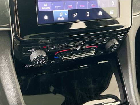 Used 2023 Jeep Grand Cherokee Altitude image 15