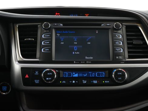 Used 2019 Toyota Highlander XLE AWD/4WD image 19