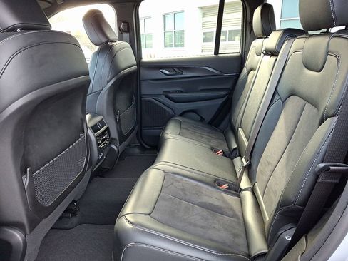 Used 2024 Jeep Grand Cherokee Altitude image 13