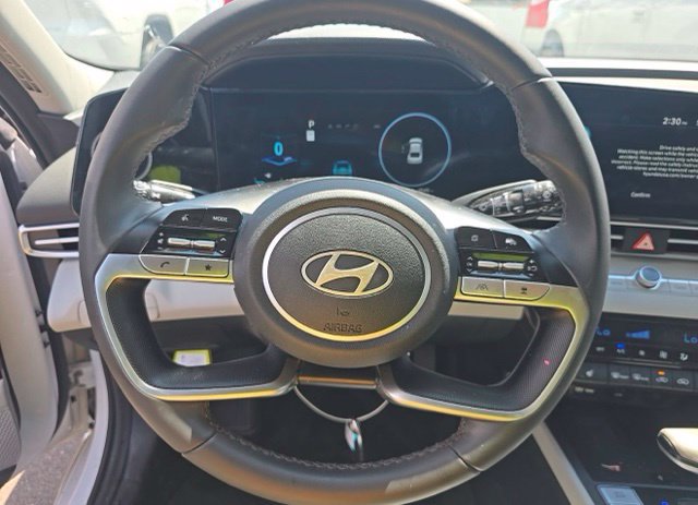 Used 2025 Hyundai Elantra Limited FWD image 11
