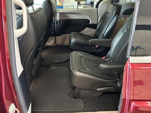 Used 2020 Chrysler Pacifica Limited FWD image 24