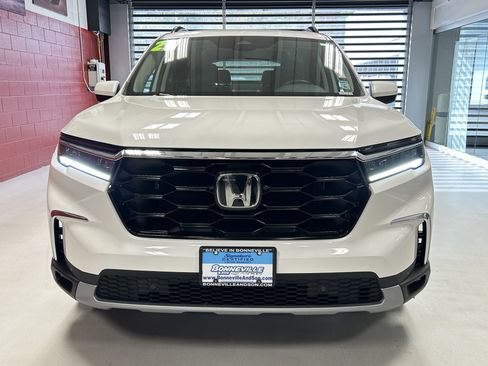 Used 2025 Honda Pilot Touring image 13