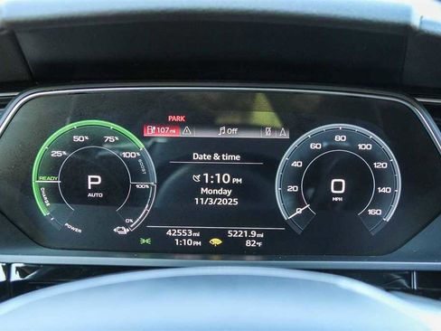 Used 2022 Audi e-tron Premium Plus w/ Premium Plus Package image 24