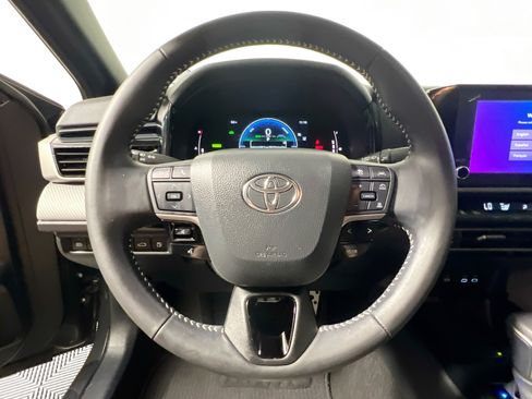 Used 2025 Toyota Camry SE FWD image 17