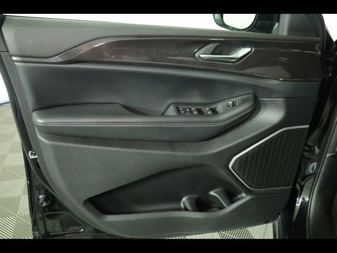 Used 2022 Jeep Grand Cherokee Altitude image 21