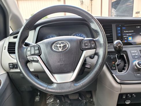 Used 2015 Toyota Sienna XLE FWD image 37