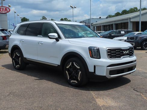 Certified 2025 Kia Telluride S FWD image 3