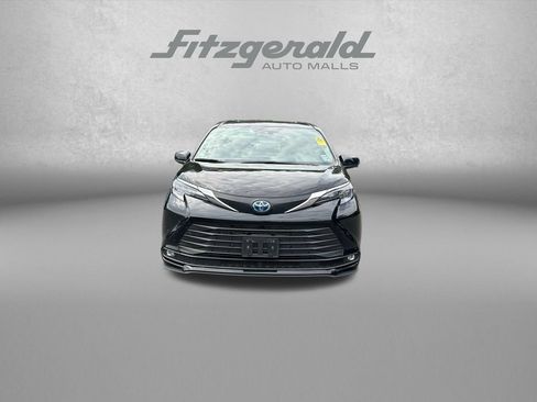 Used 2025 Toyota Sienna XLE FWD image 2