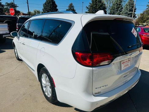 Used 2019 Chrysler Pacifica Touring-L FWD image 5