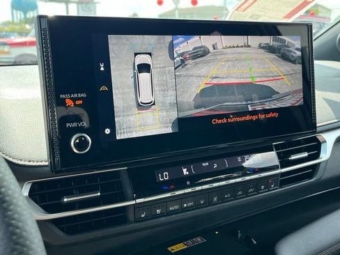 Used 2025 Toyota Sienna Platinum AWD/4WD image 25