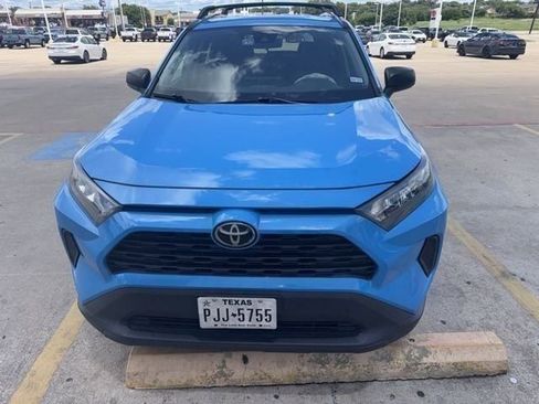 Used 2021 Toyota RAV4 LE FWD image 2