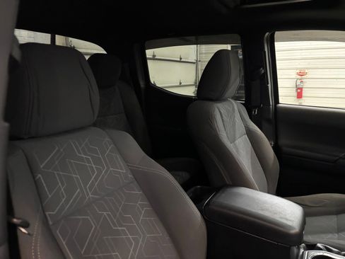 Used 2017 Toyota Tacoma TRD Off-Road image 27