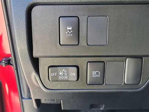 Used 2022 Toyota Tacoma SR5 w/ Technology Package image 28