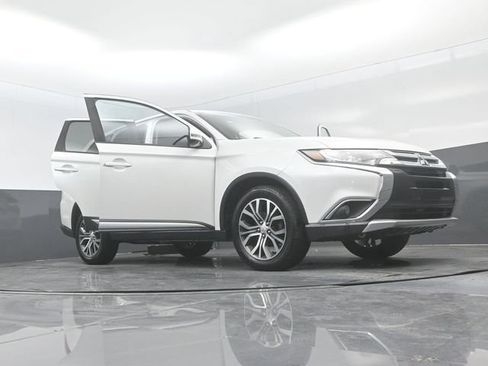 Used 2018 Mitsubishi Outlander SE AWD/4WD image 33