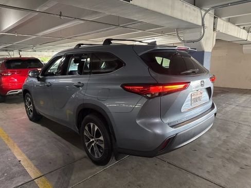 Used 2022 Toyota Highlander XLE FWD image 4