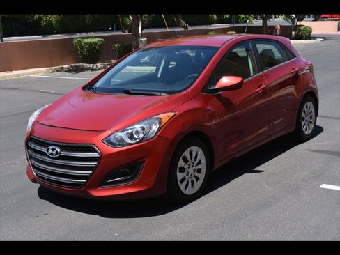 Used 2016 Hyundai Elantra GT image 3