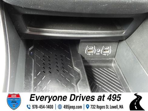Used 2025 Chrysler Pacifica Limited FWD image 39