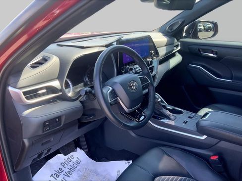 Used 2023 Toyota Highlander XSE FWD image 18