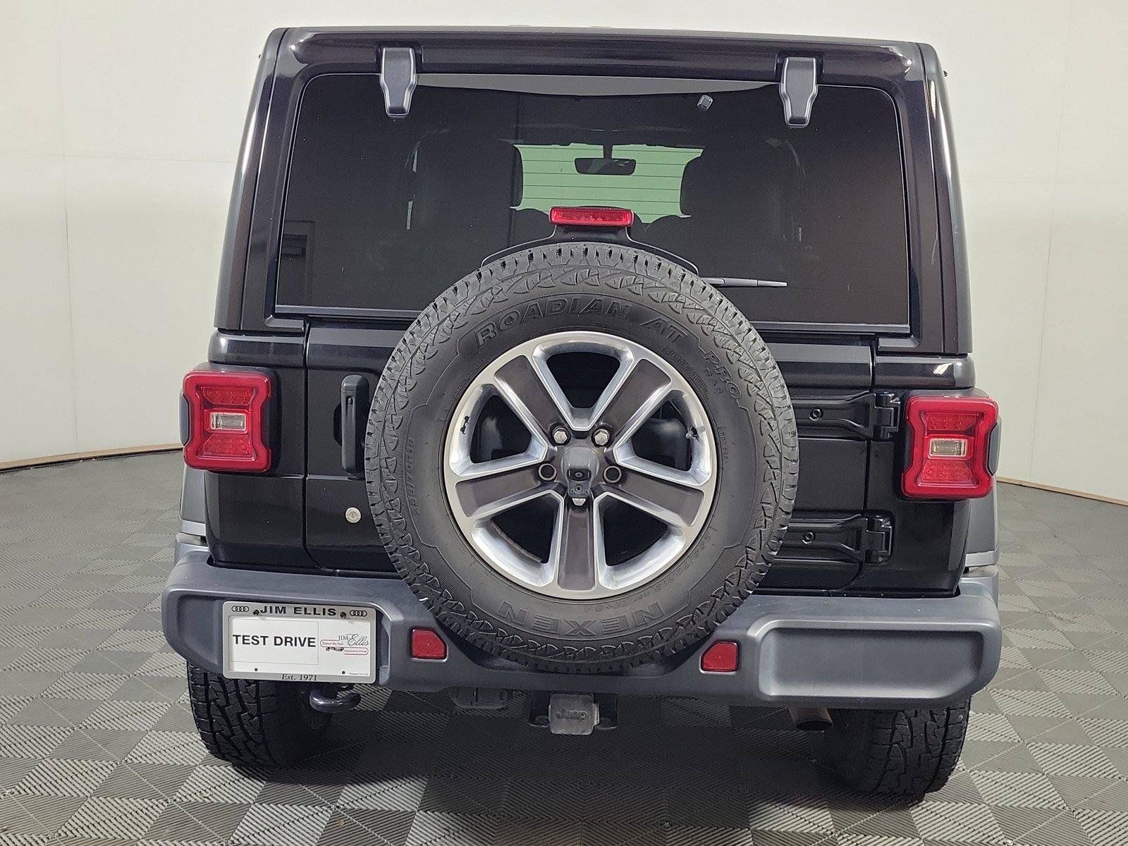Used 2018 Jeep Wrangler Unlimited Sahara w/ Dual Top Group AWD/4WD image 5