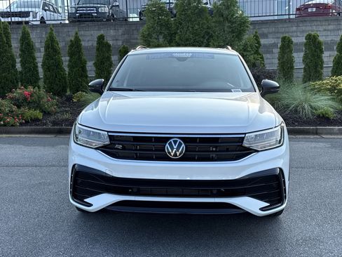 Used 2024 Volkswagen Tiguan SE R-Line FWD image 3