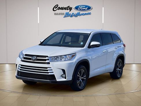 Used 2017 Toyota Highlander Plus FWD image 2