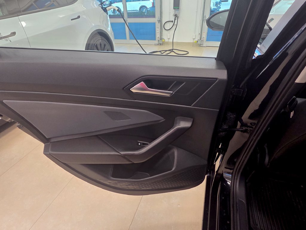 Used 2025 Volkswagen Jetta SE FWD image 23