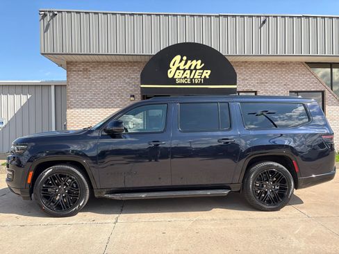 New 2025 Jeep Wagoneer L Series II w/ Premium Group I image 2