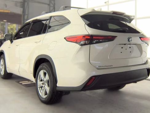 Used 2021 Toyota Highlander LE AWD/4WD image 6