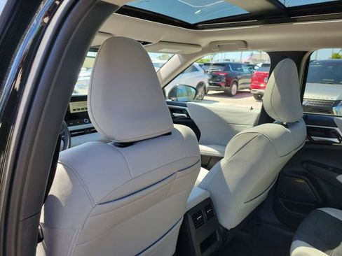 New 2025 Mitsubishi Outlander SE image 12