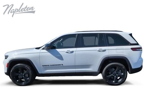 Used 2023 Jeep Grand Cherokee Altitude AWD/4WD image 9