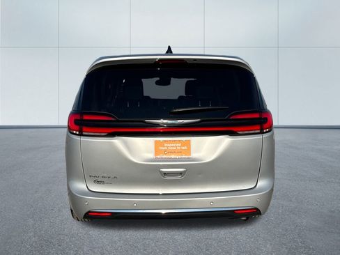 Certified 2023 Chrysler Pacifica Touring-L image 5