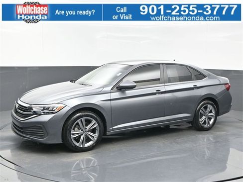 Used 2024 Volkswagen Jetta SE w/ Panoramic Sunroof Package image 2