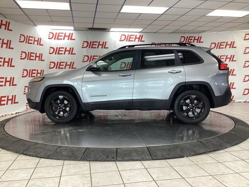 Used 2016 Jeep Cherokee Latitude w/ Comfort/Convenience Group AWD/4WD image 4