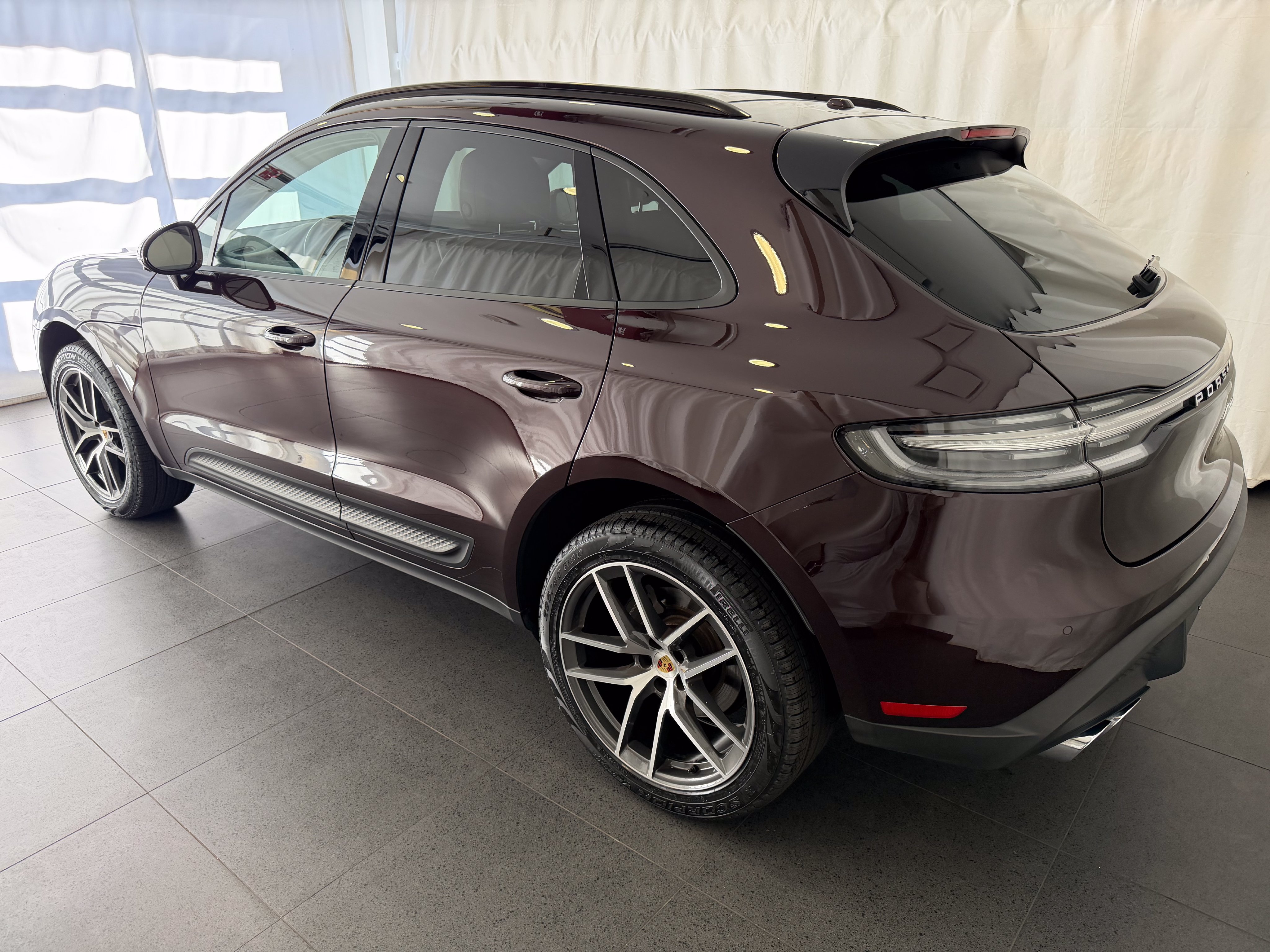 Certified 2024 Porsche Macan AWD/4WD image 3